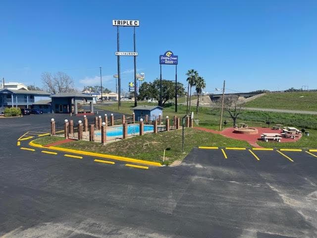 THE COUNTRY CORNER INN interior in Devine, TX — gallery photo 2