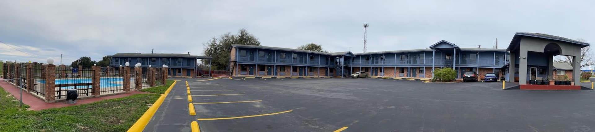 THE COUNTRY CORNER INN property views in Devine, TX — gallery photo 3