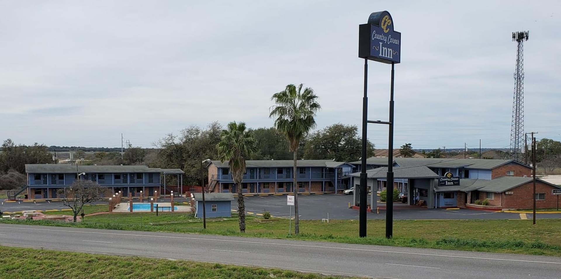 THE COUNTRY CORNER INN featured exterior or lobby in Devine, TX — similar hotel