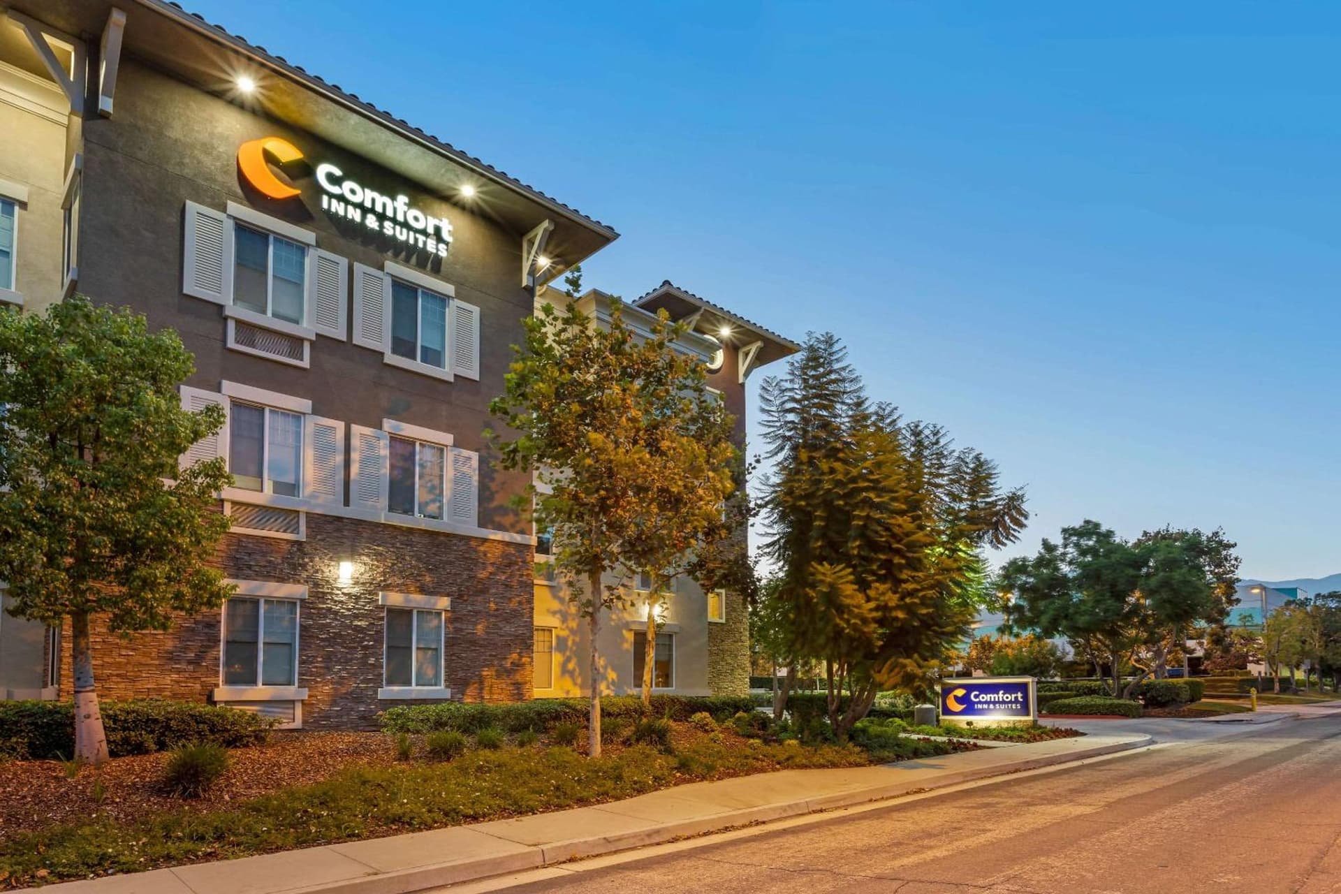 Comfort Inn & Suites Near Ontario Airport property views in Ontario, CA — gallery photo 3