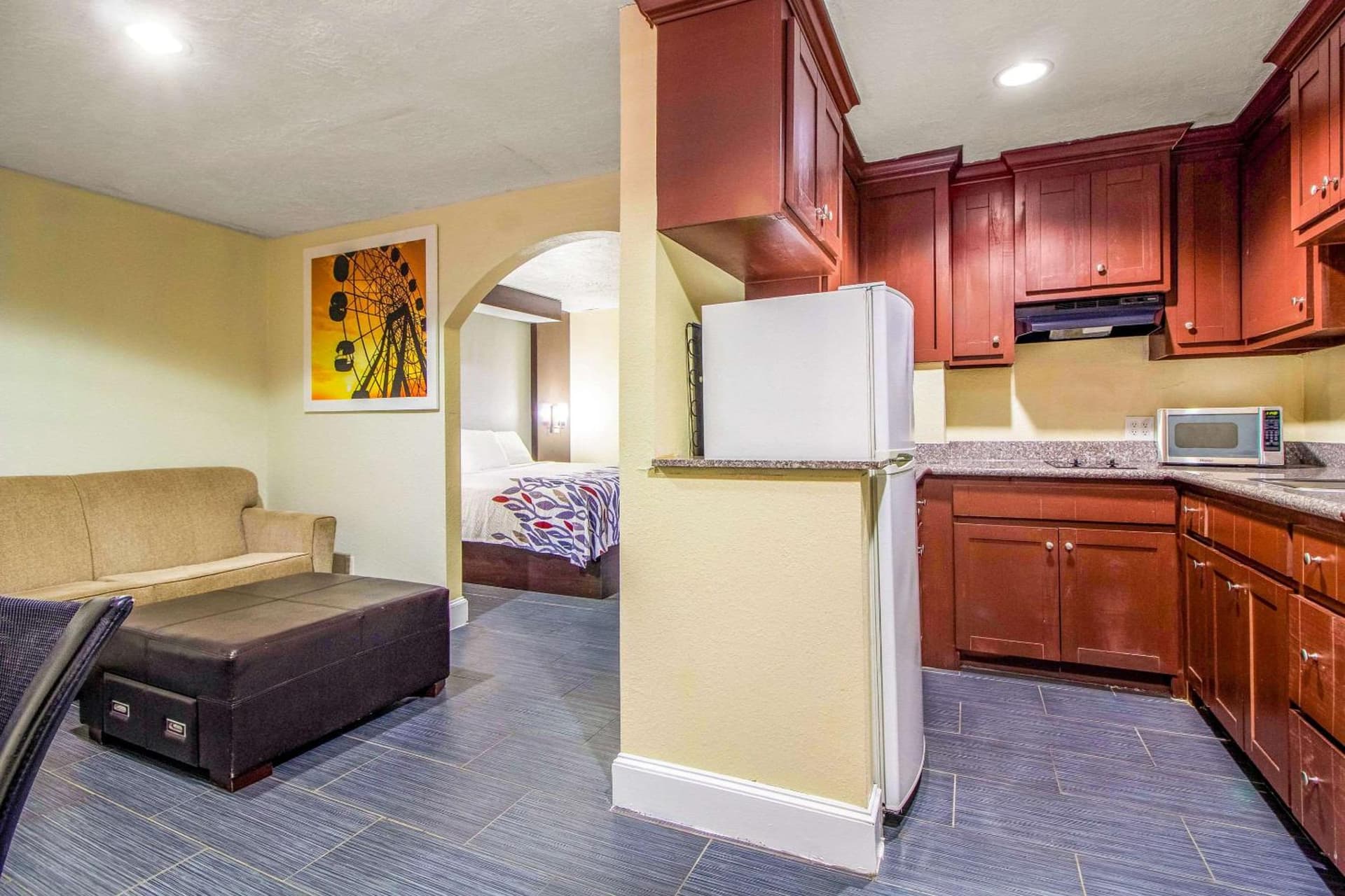 Rodeway Inn & Suites Houston near Medical Center property views in Houston, TX — gallery photo 3