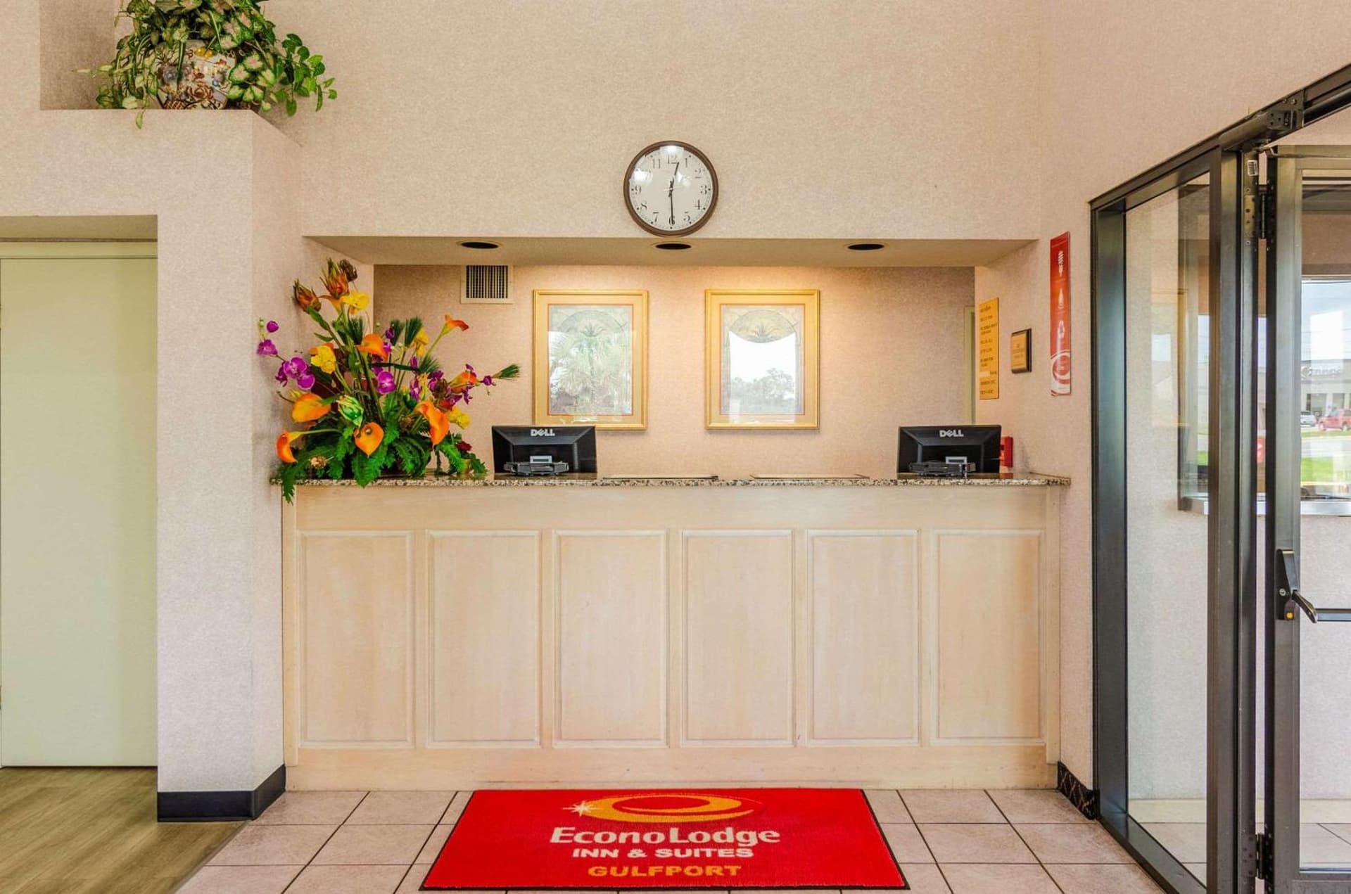 Econo Lodge Inn & Suites Gulfport Airport interior in Gulfport, MS — gallery photo 2