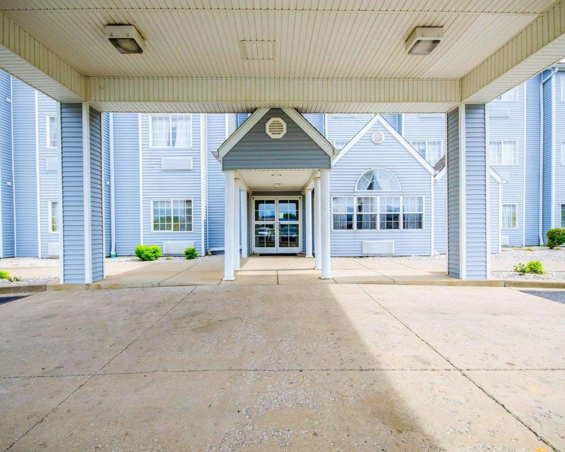 Econo Lodge Inn & Suites Evansville East property views in Stevenson, IN — gallery photo 3