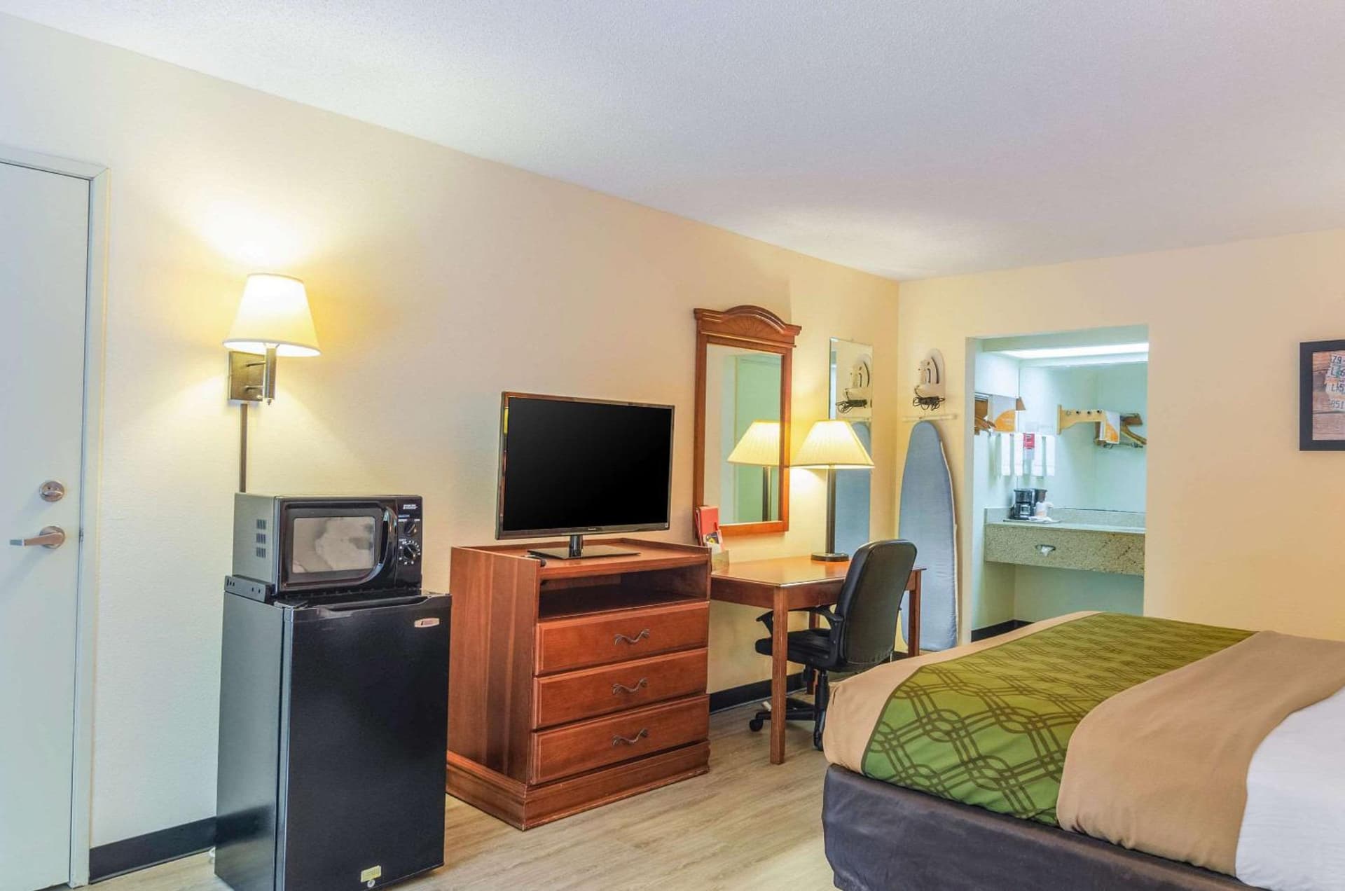 Econo Lodge Inn & Suites Gulfport Airport gallery photo in Gulfport, MS — image 5