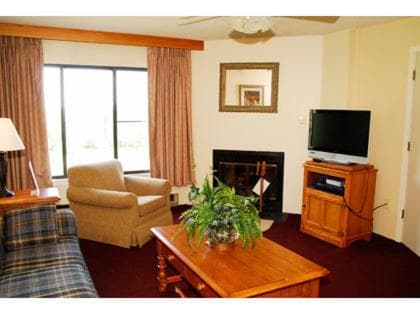 Silver Creek Lodge property views in Snowshoe — gallery photo 3