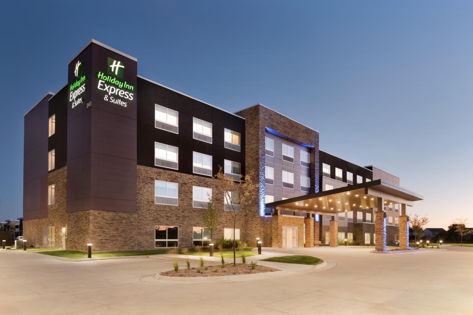Holiday Inn Express & Suites - West Des Moines - Jordan Creek by IHG featured exterior or lobby in West Des Moines, IA — similar hotel