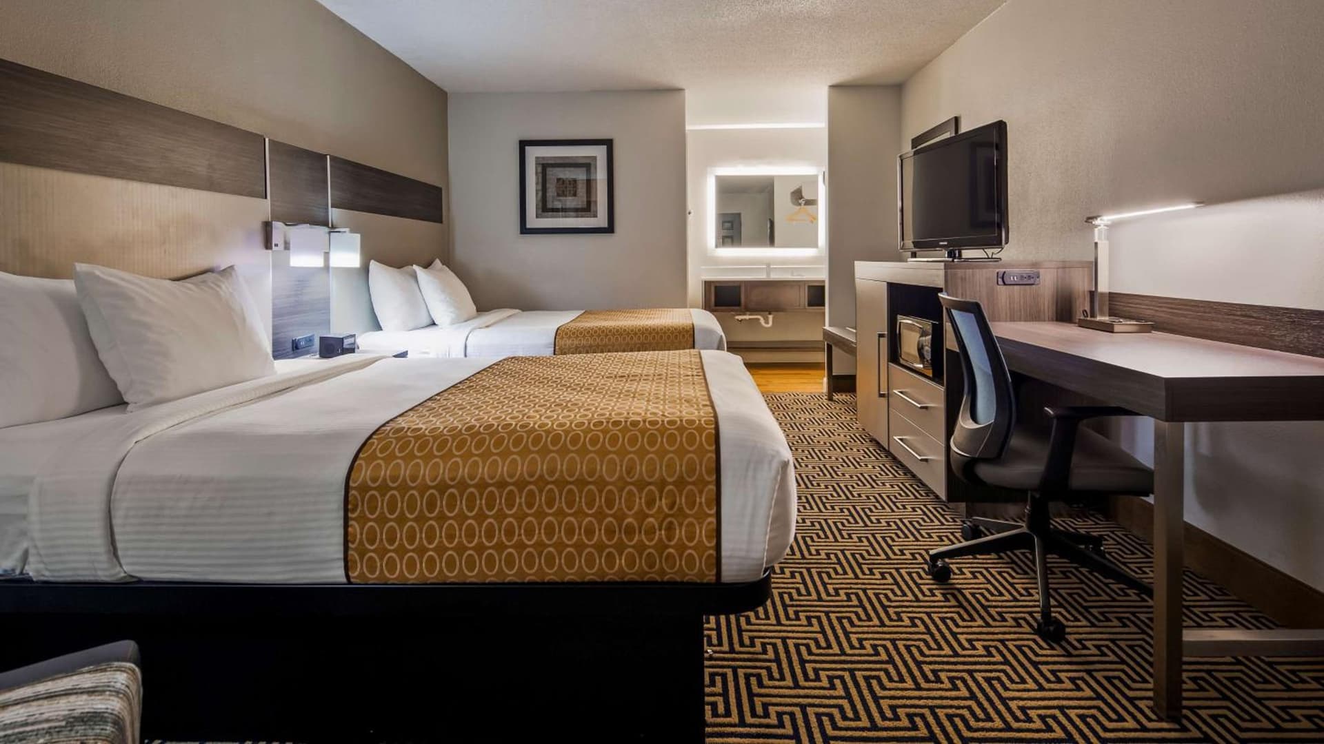Best Western Central Inn interior in Savannah, GA — gallery photo 2