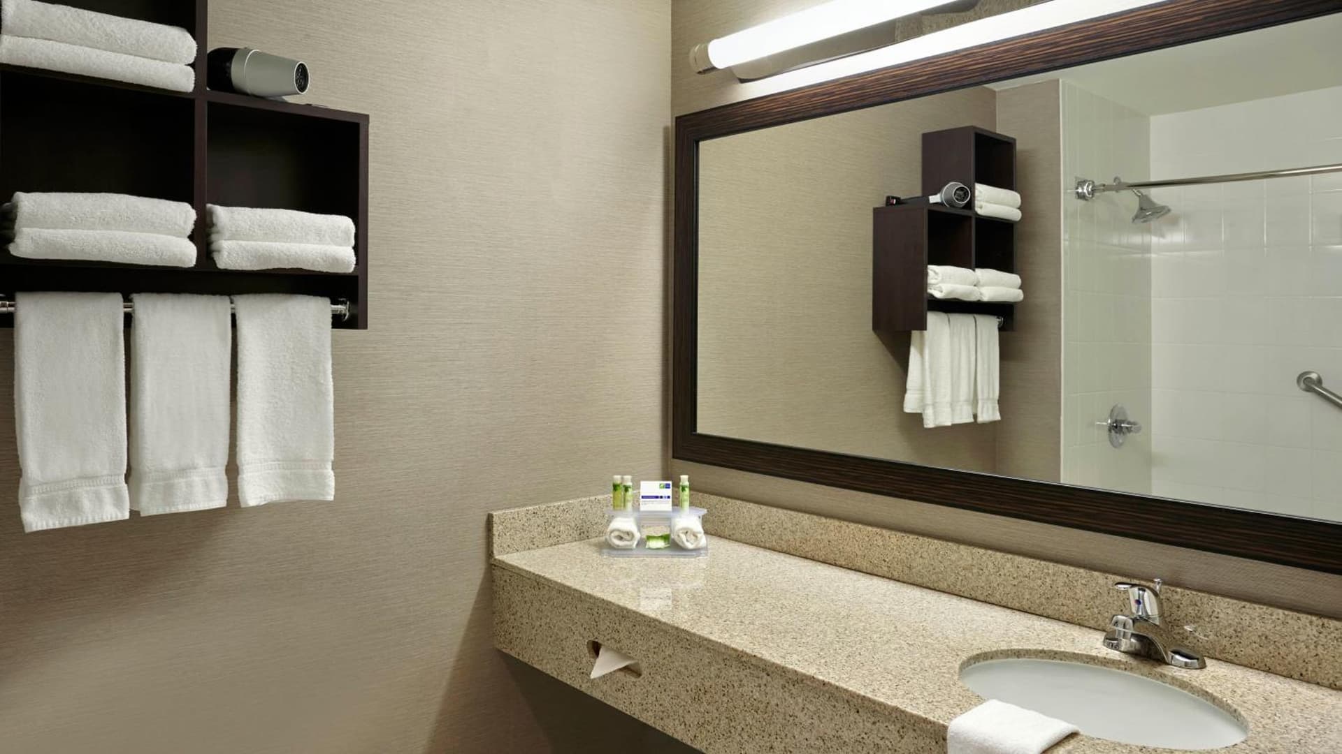 Holiday Inn Express & Suites Naples Downtown - 5th Avenue by IHG gallery photo in Naples, FL — image 43