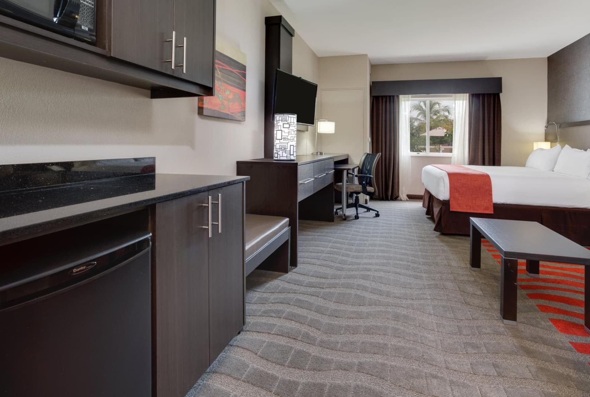 Holiday Inn Express & Suites Naples Downtown - 5th Avenue by IHG gallery photo in Naples, FL — image 17
