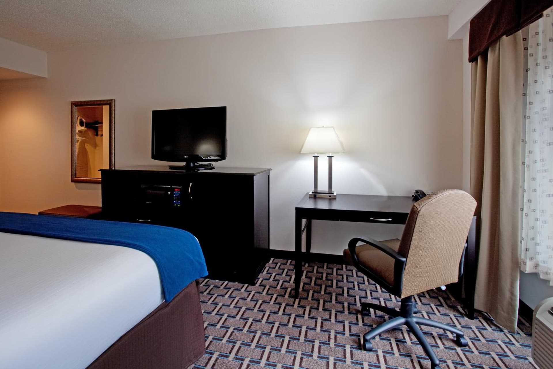 Holiday Inn Express Hotel & Suites Hope Mills-Fayetteville Airport by IHG gallery photo in Hope Mills, NC — image 7