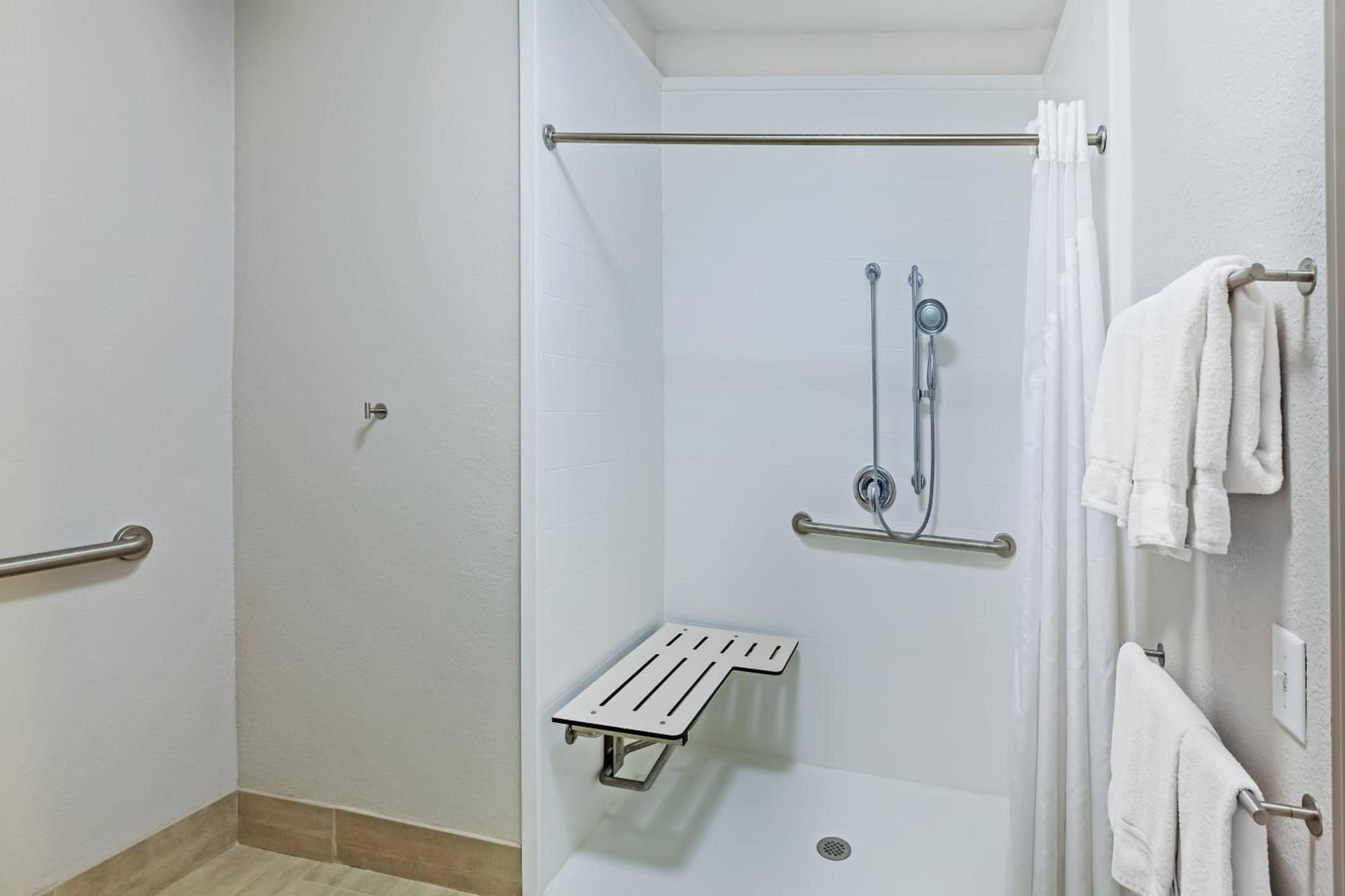 Holiday Inn Express Hotel & Suites Dallas Lewisville by IHG gallery photo in Lewisville, TX — image 12