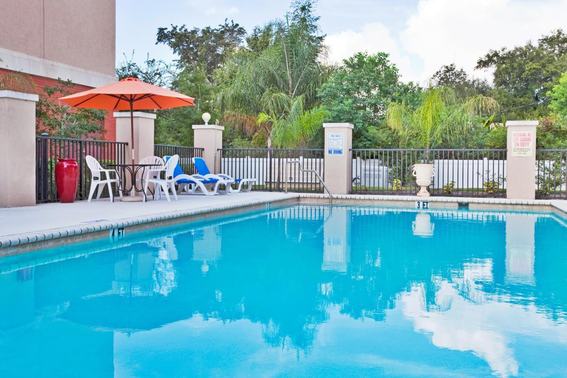 Holiday Inn Express Hotel & Suites Bartow by IHG interior in Bartow, FL — gallery photo 2
