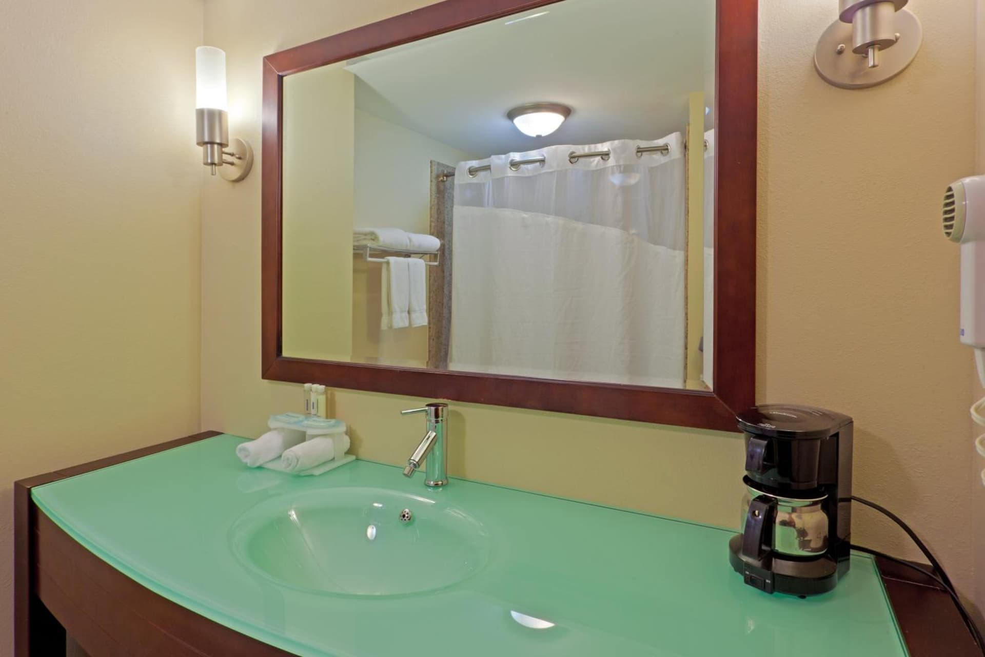 Holiday Inn Express Hotel & Suites Charleston-Southridge by IHG gallery photo in Charleston, WV — image 36