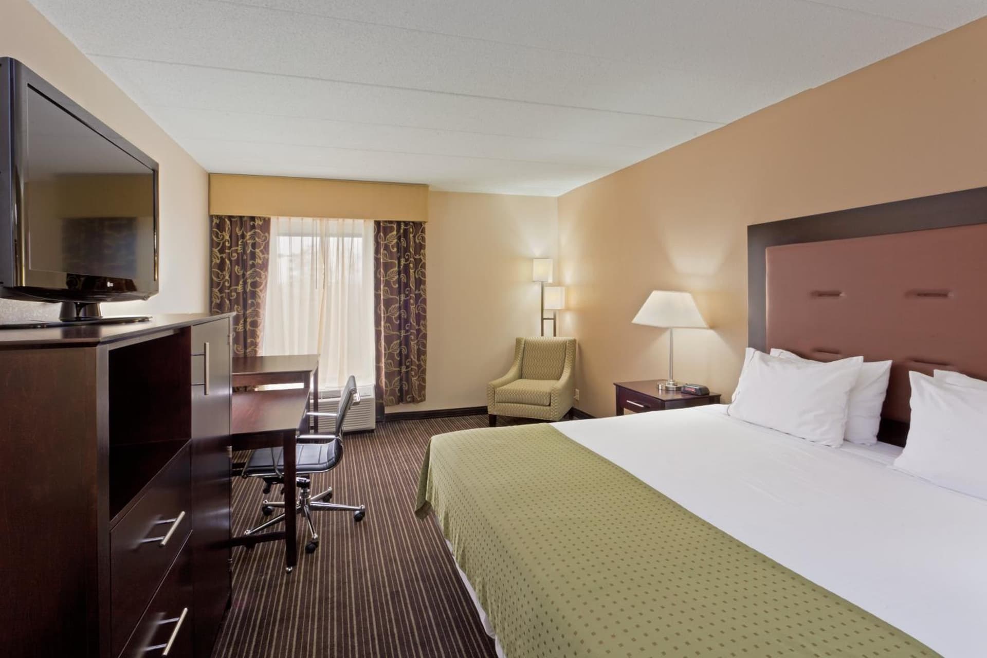 Holiday Inn Express Hotel & Suites Charleston-Southridge by IHG gallery photo in Charleston, WV — image 20