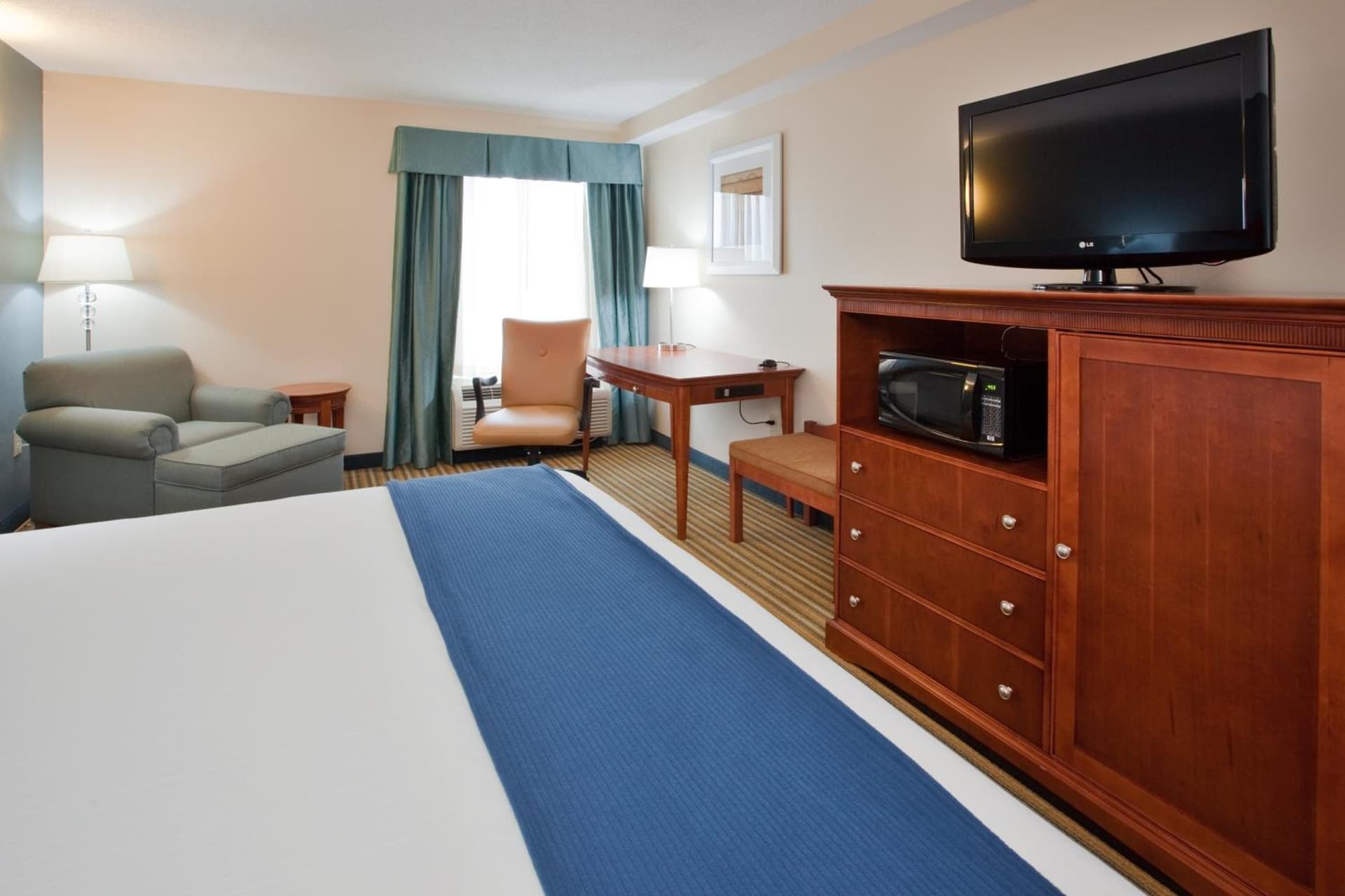 Holiday Inn Express Hotel & Suites Fredericksburg by IHG gallery photo in Fredericksburg, VA — image 24