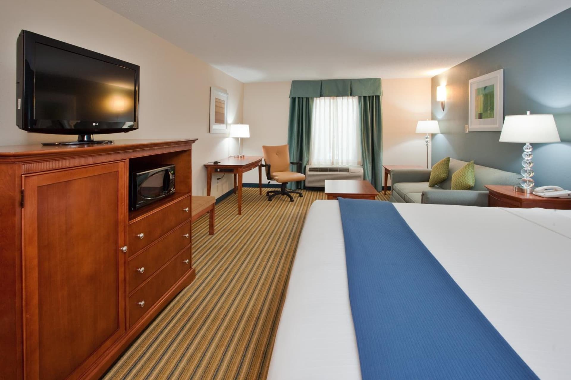 Holiday Inn Express Hotel & Suites Fredericksburg by IHG gallery photo in Fredericksburg, VA — image 18