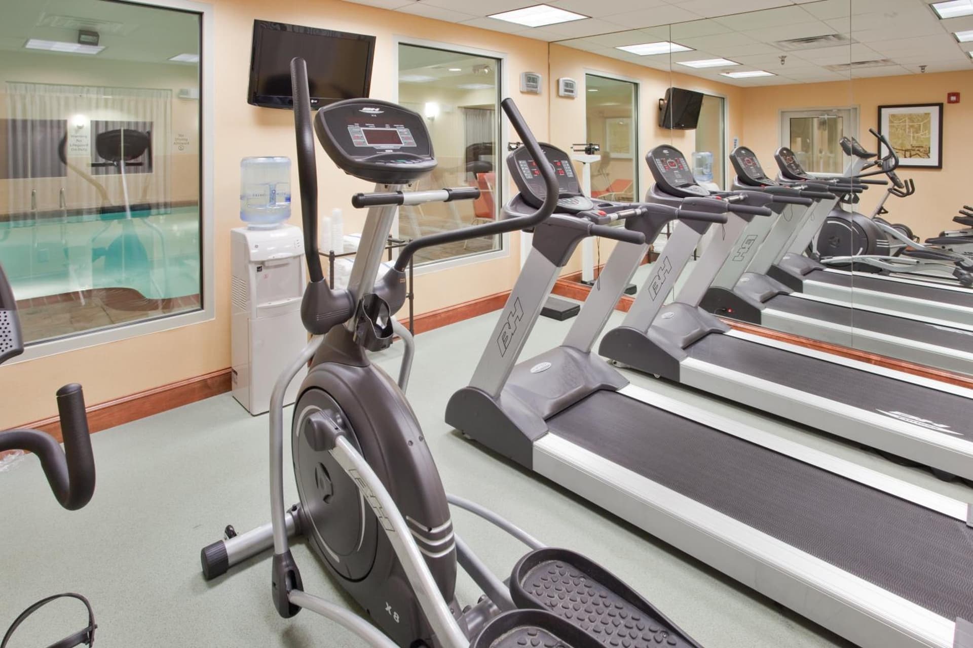 Holiday Inn Express Hotel & Suites Fredericksburg by IHG gallery photo in Fredericksburg, VA — image 12