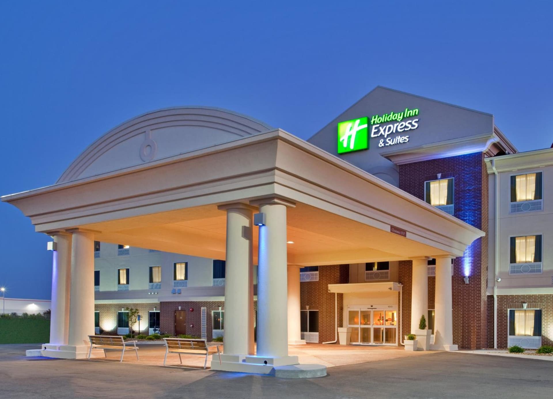 Holiday Inn Express Hotel & Suites Sedalia by IHG interior in Sedalia, MO — gallery photo 2
