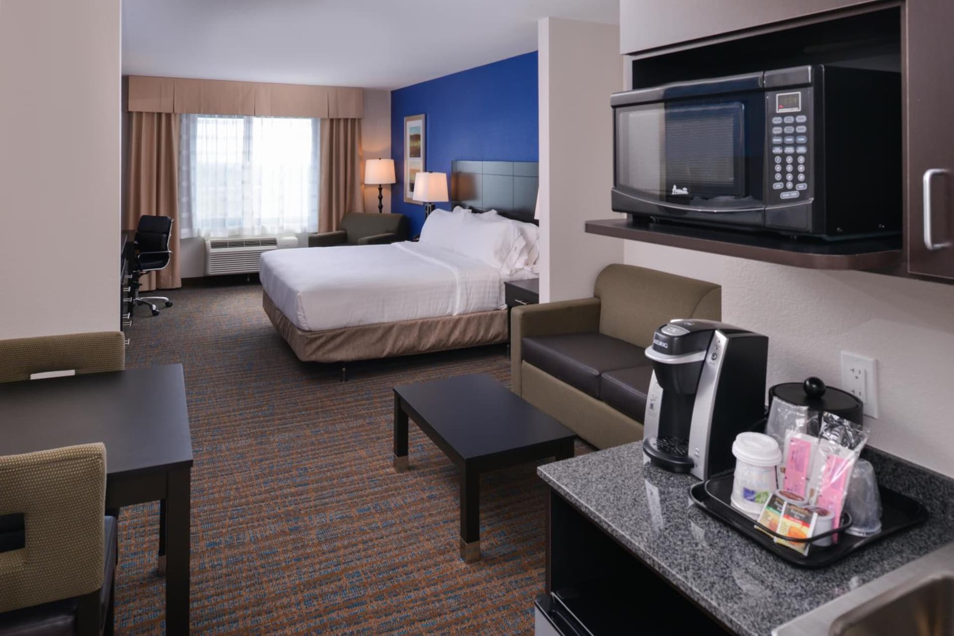 Holiday Inn Express & Suites Bakersfield Airport by IHG gallery photo in Bakersfield, CA — image 17