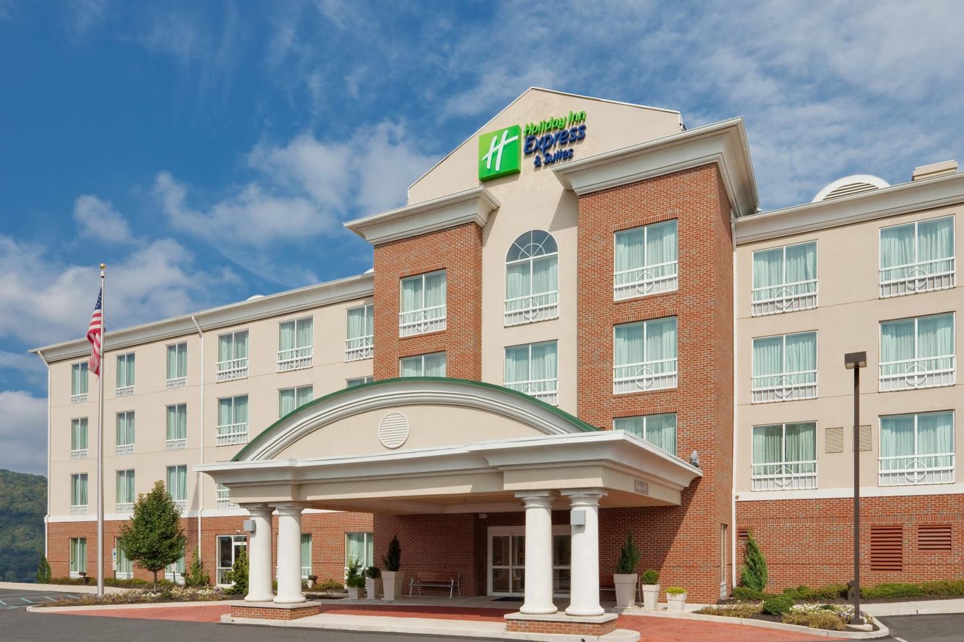 Holiday Inn Express Hotel & Suites Bethlehem by IHG interior in Bethlehem, PA — gallery photo 2