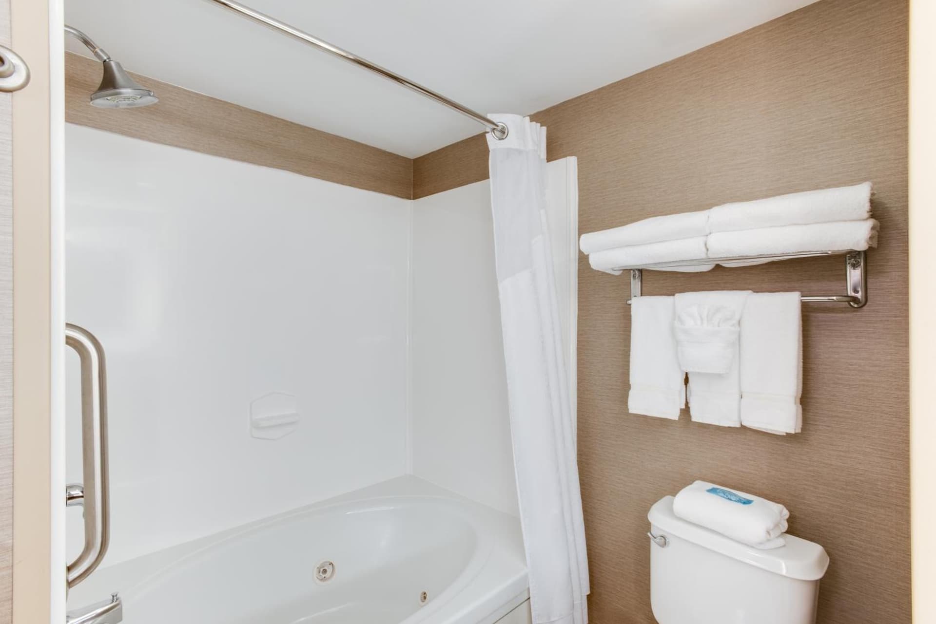 Holiday Inn Express Hotel & Suites Bethlehem by IHG gallery photo in Bethlehem, PA — image 28