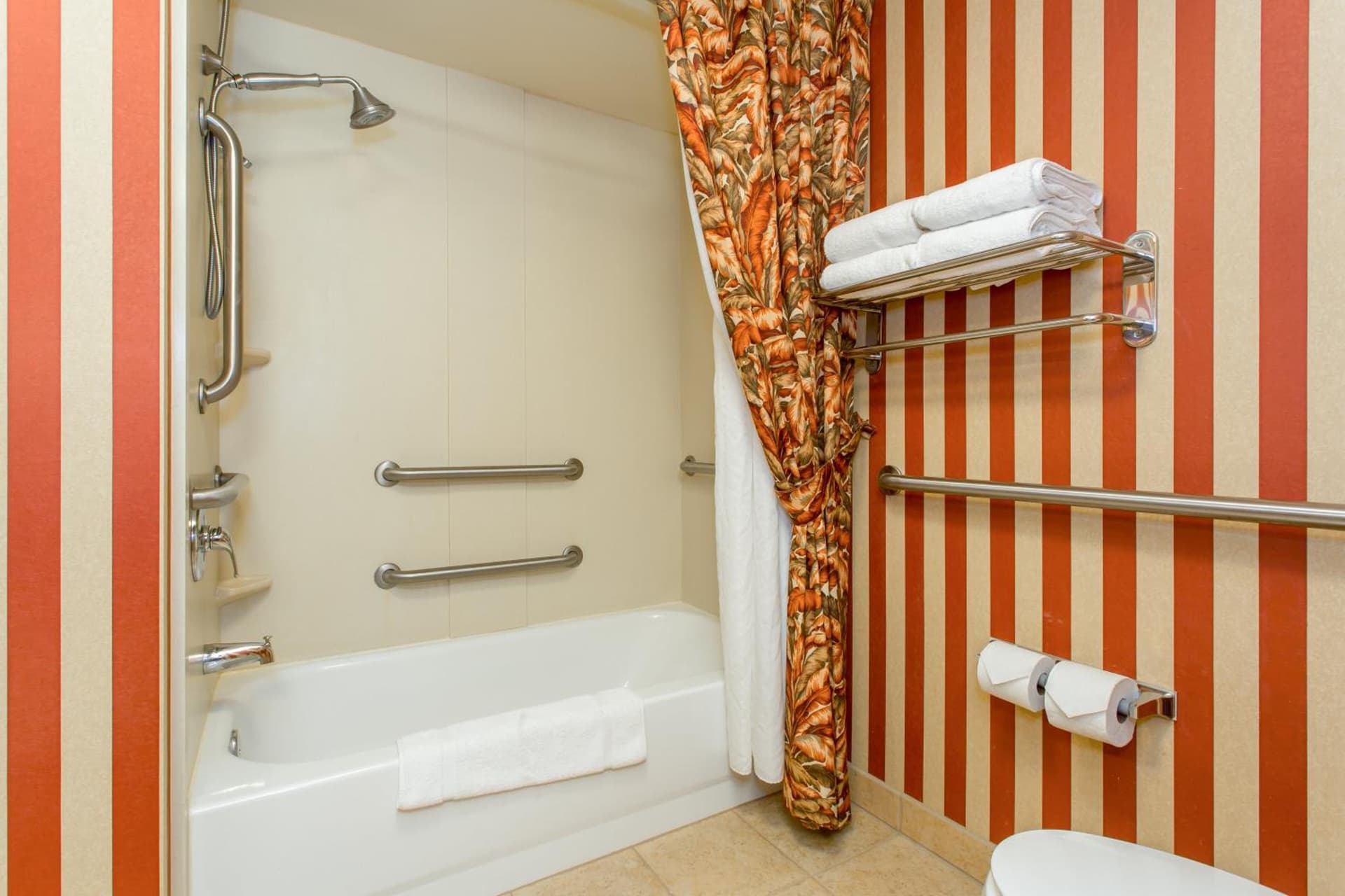 Holiday Inn Express & Suites Bloomington by IHG gallery photo in Bloomington, IN — image 40