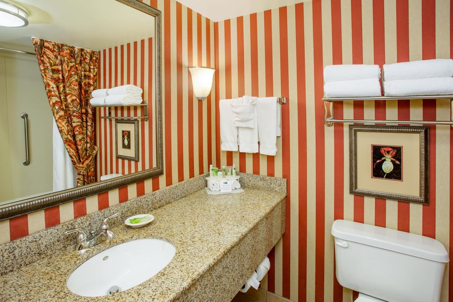 Holiday Inn Express & Suites Bloomington by IHG gallery photo in Bloomington, IN — image 6