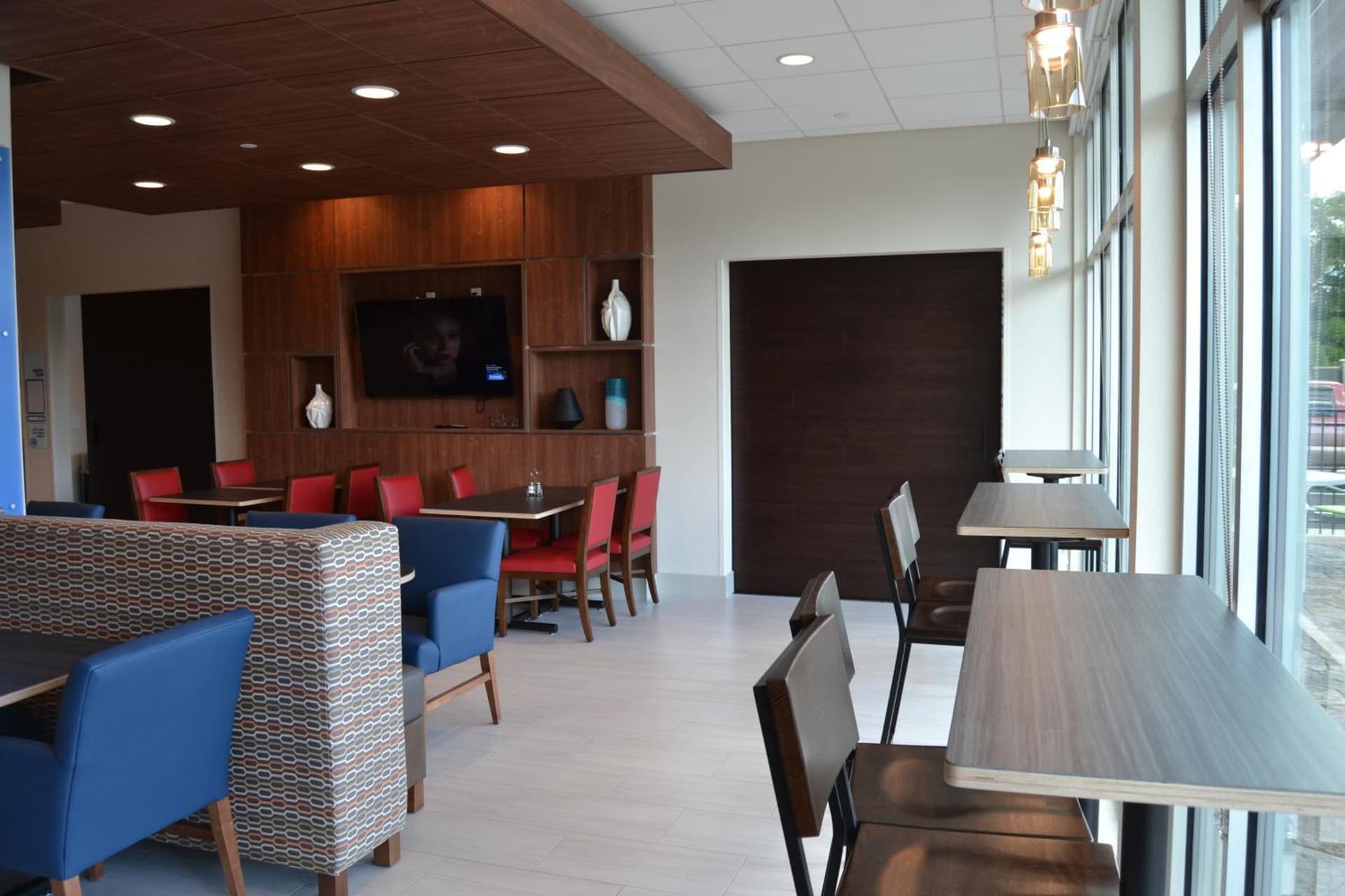Holiday Inn Express & Suites Goodlettsville N - Nashville by IHG interior in Goodlettsville, TN — gallery photo 2