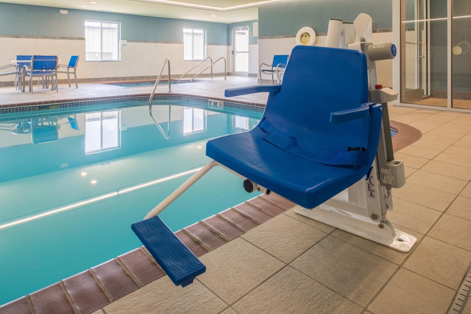Holiday Inn Express Hotel & Suites Burlington by IHG interior in Burlington, IA — gallery photo 2