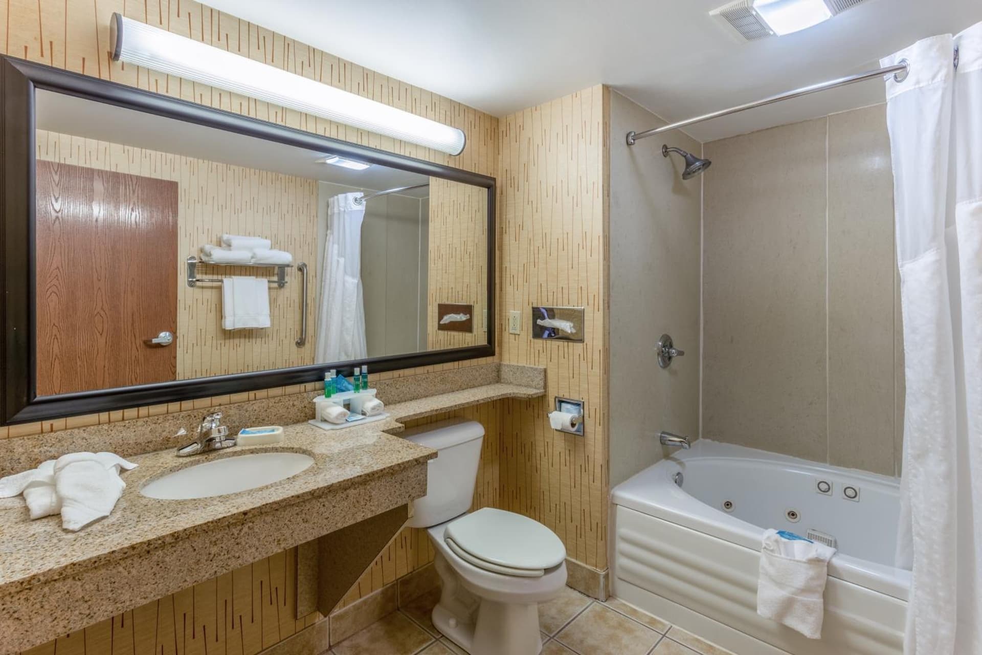 Holiday Inn Express Hotel & Suites Bowling Green by IHG gallery photo in Bowling Green, OH — image 44