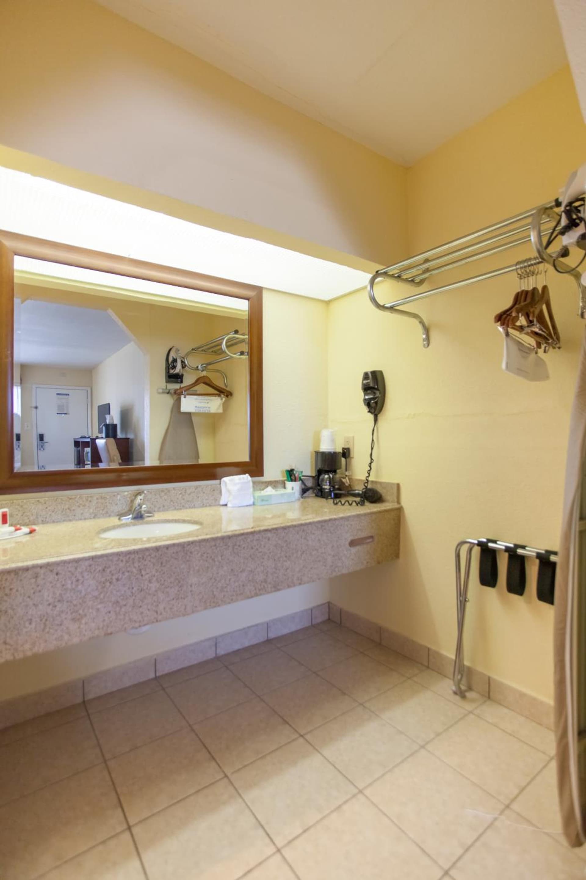 Days Inn by Wyndham Shenandoah gallery photo in The Woodlands, TX — image 72