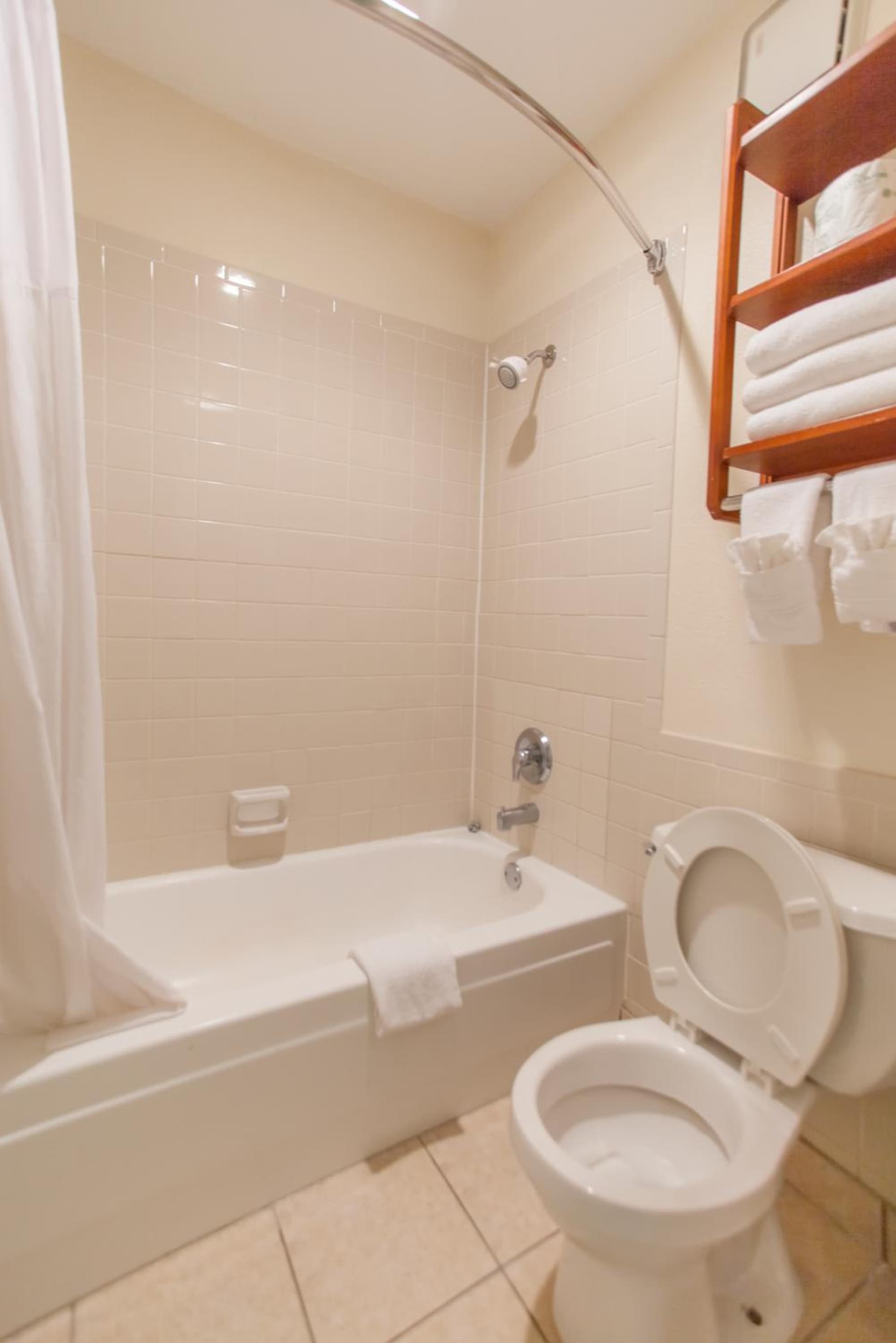 Days Inn by Wyndham Shenandoah gallery photo in The Woodlands, TX — image 93