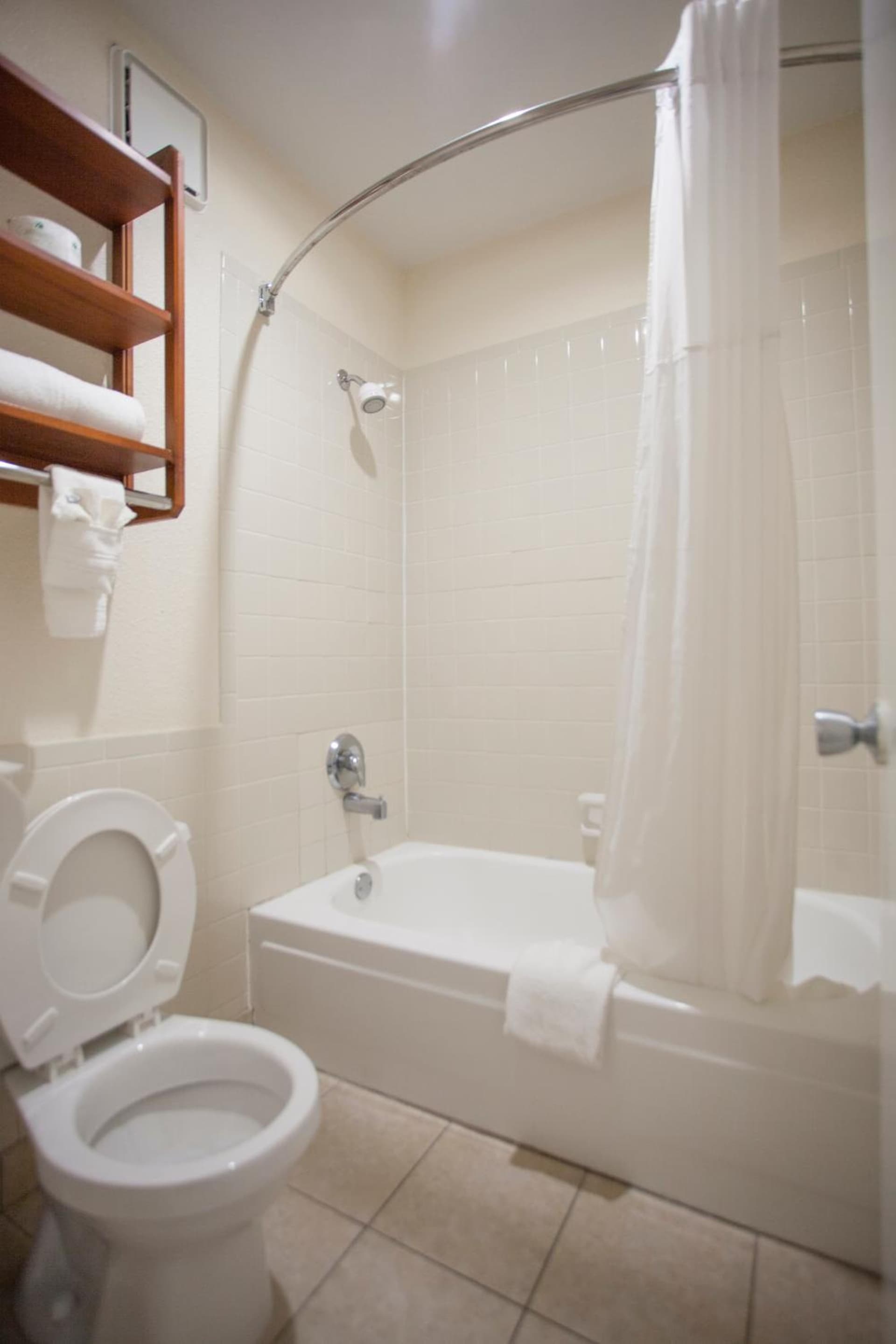Days Inn by Wyndham Shenandoah gallery photo in The Woodlands, TX — image 98