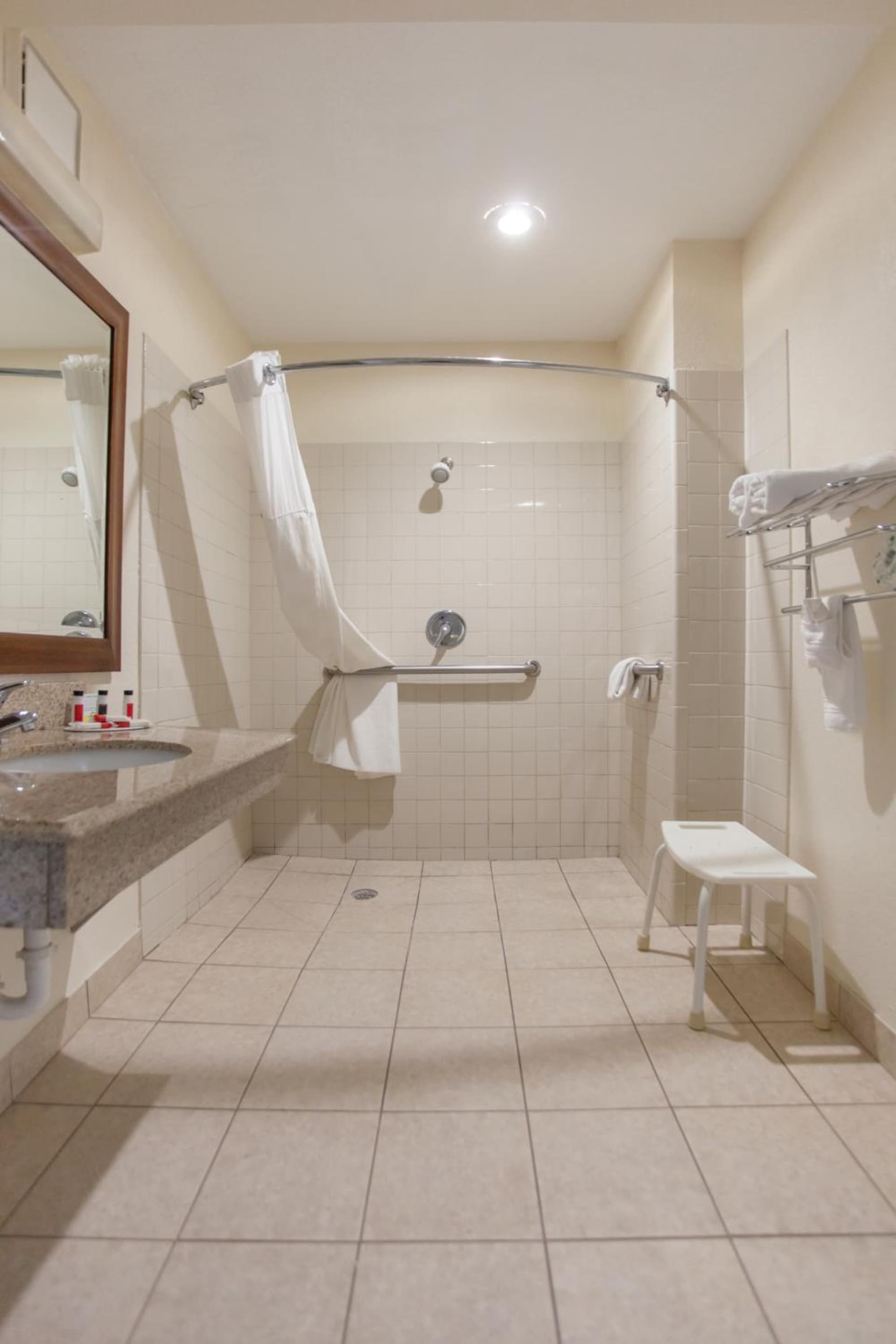 Days Inn by Wyndham Shenandoah gallery photo in The Woodlands, TX — image 12