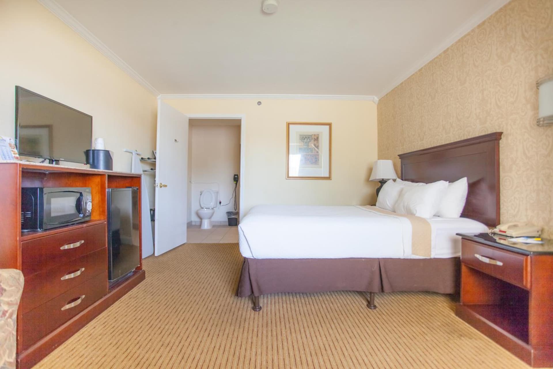 Days Inn by Wyndham Shenandoah gallery photo in The Woodlands, TX — image 61
