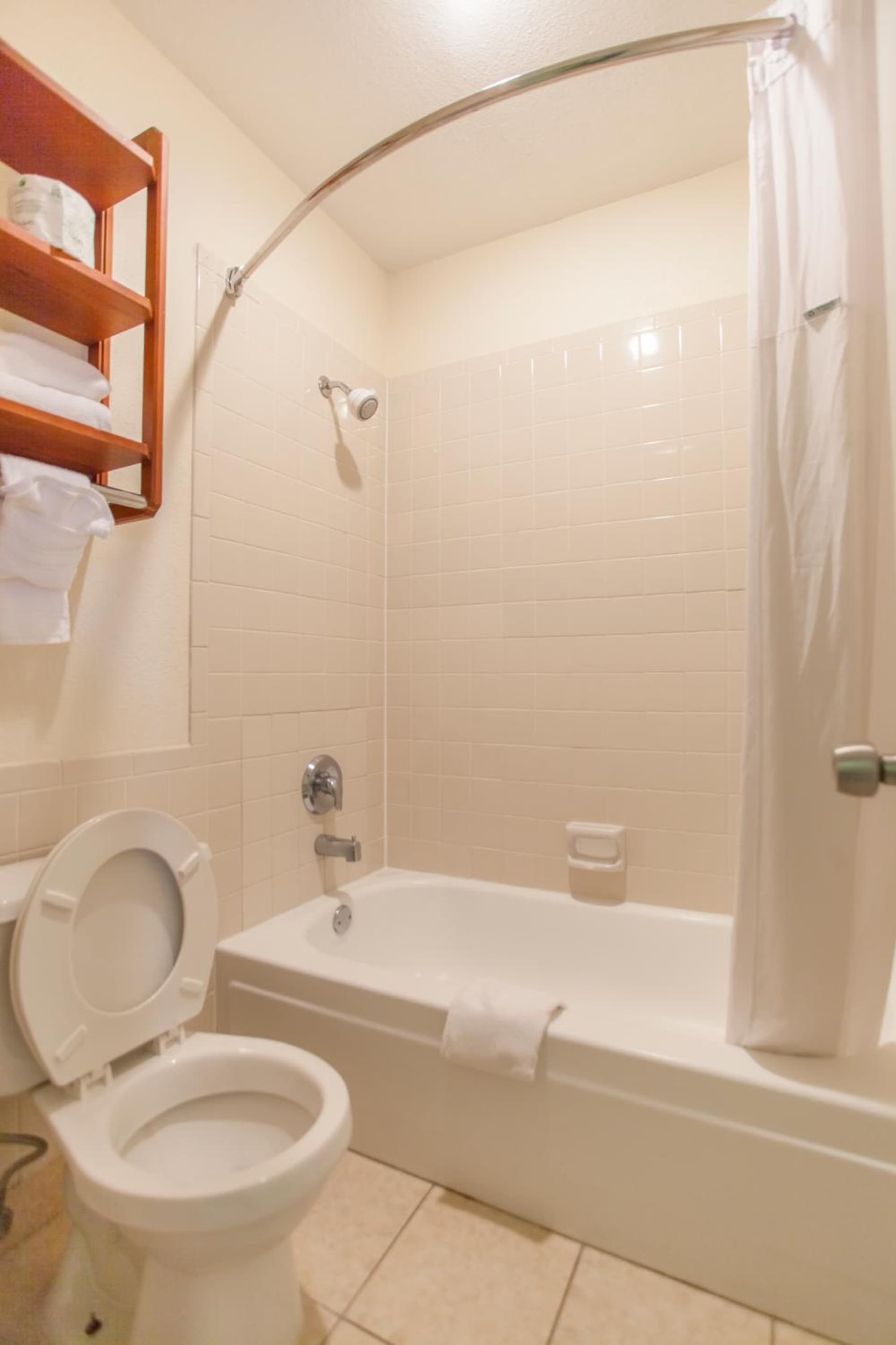 Days Inn by Wyndham Shenandoah gallery photo in The Woodlands, TX — image 106