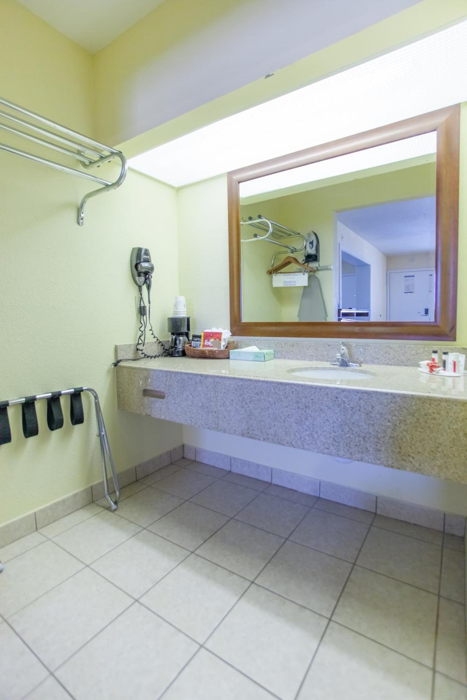 Days Inn by Wyndham Shenandoah gallery photo in The Woodlands, TX — image 26