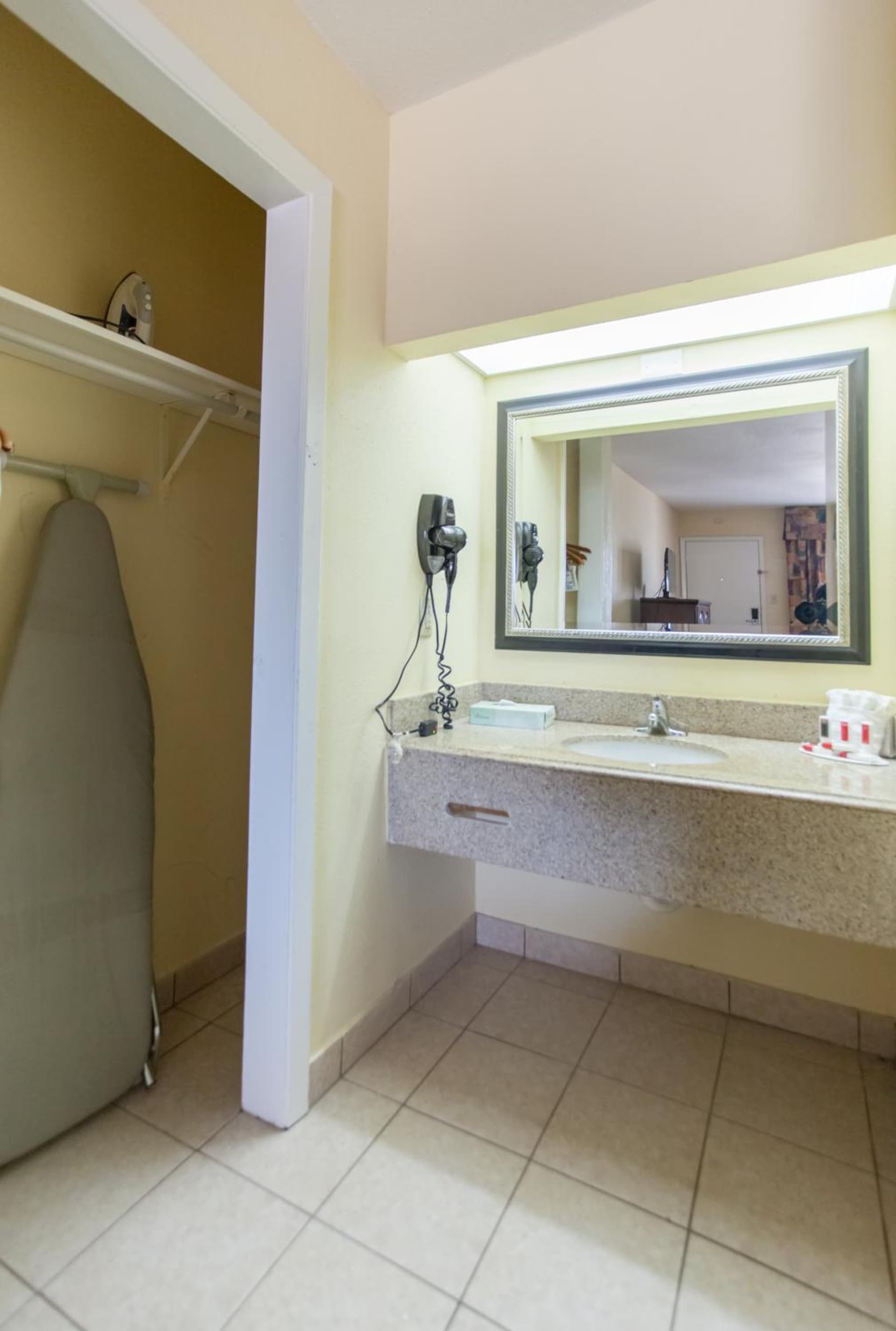 Days Inn by Wyndham Shenandoah gallery photo in The Woodlands, TX — image 22