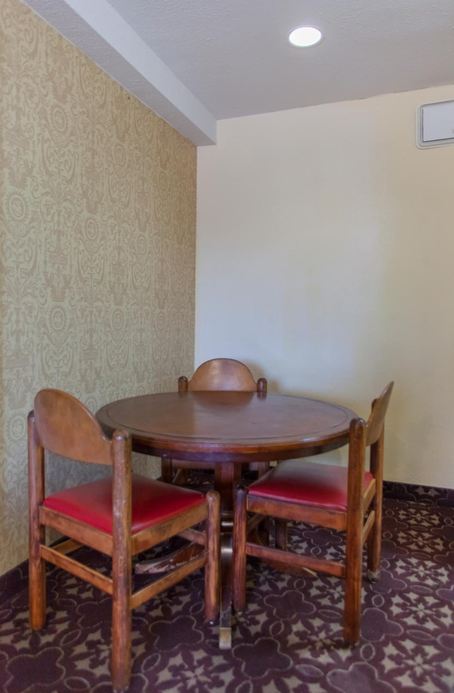 Days Inn by Wyndham Shenandoah gallery photo in The Woodlands, TX — image 11
