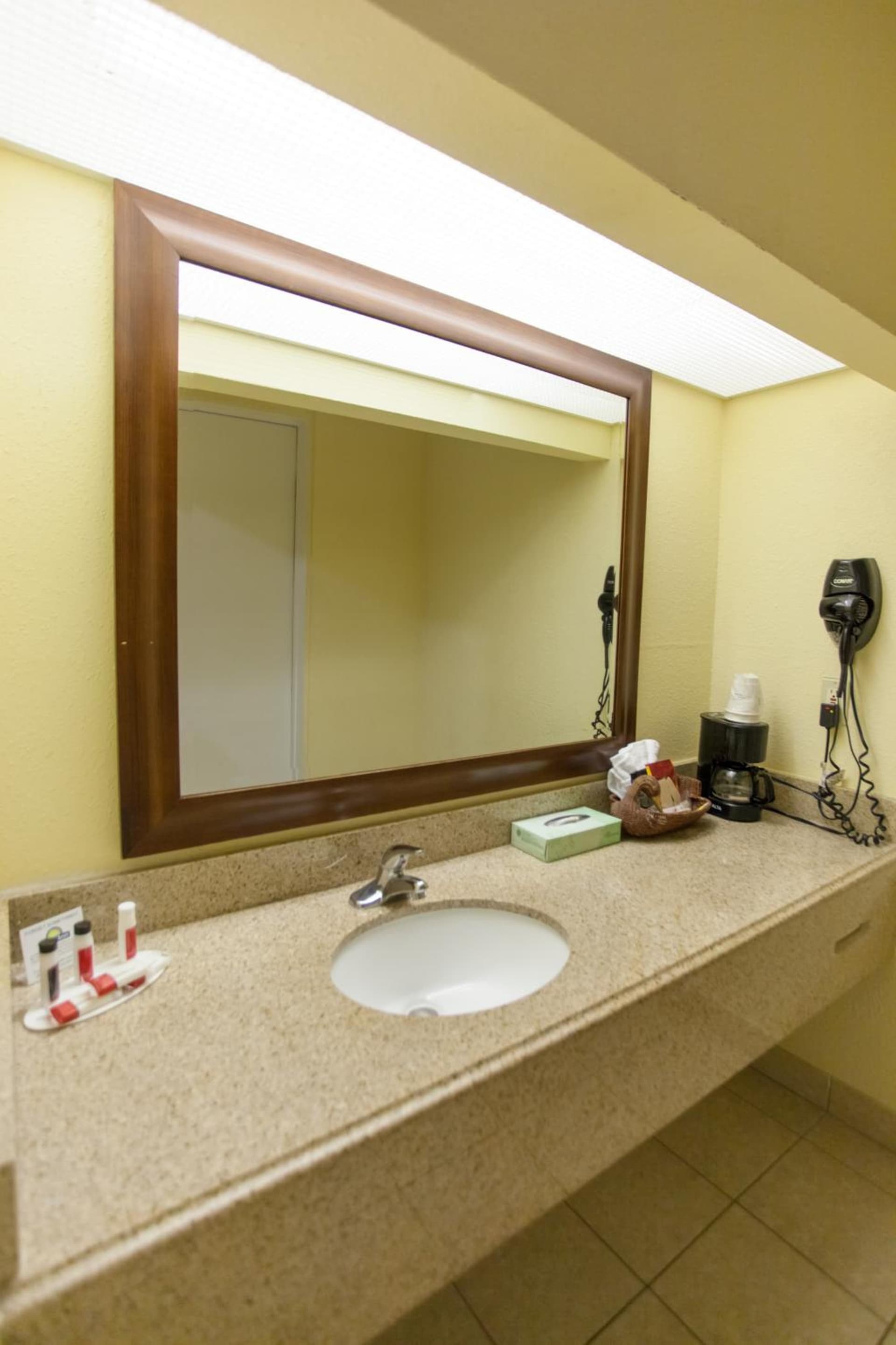 Days Inn by Wyndham Shenandoah gallery photo in The Woodlands, TX — image 104