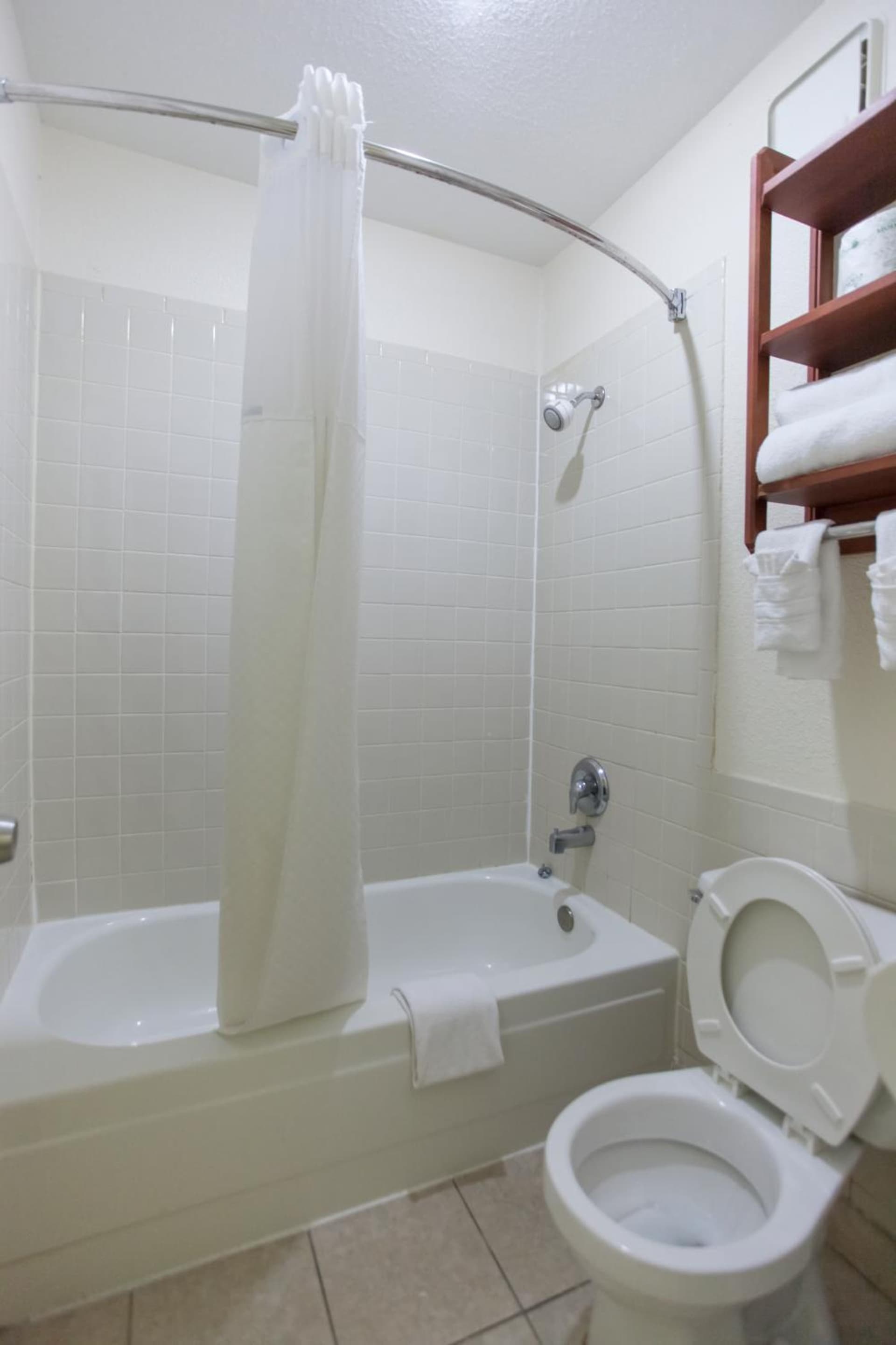 Days Inn by Wyndham Shenandoah gallery photo in The Woodlands, TX — image 18
