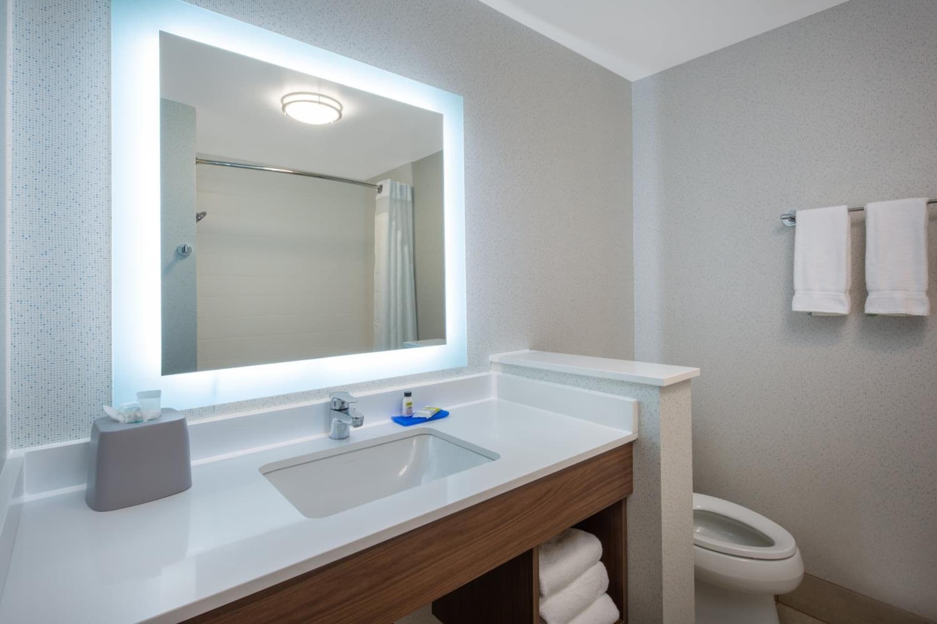 Holiday Inn Express & Suites Chico by IHG gallery photo in Chico, CA — image 45
