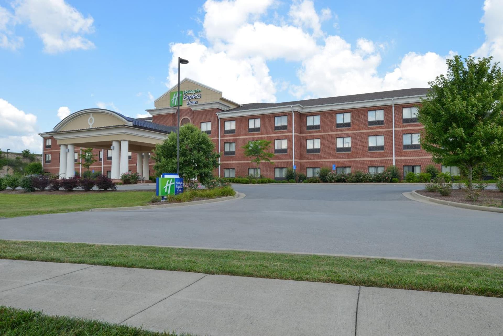 Holiday Inn Express & Suites Bridgeport by IHG interior in Bridgeport, WV — gallery photo 2