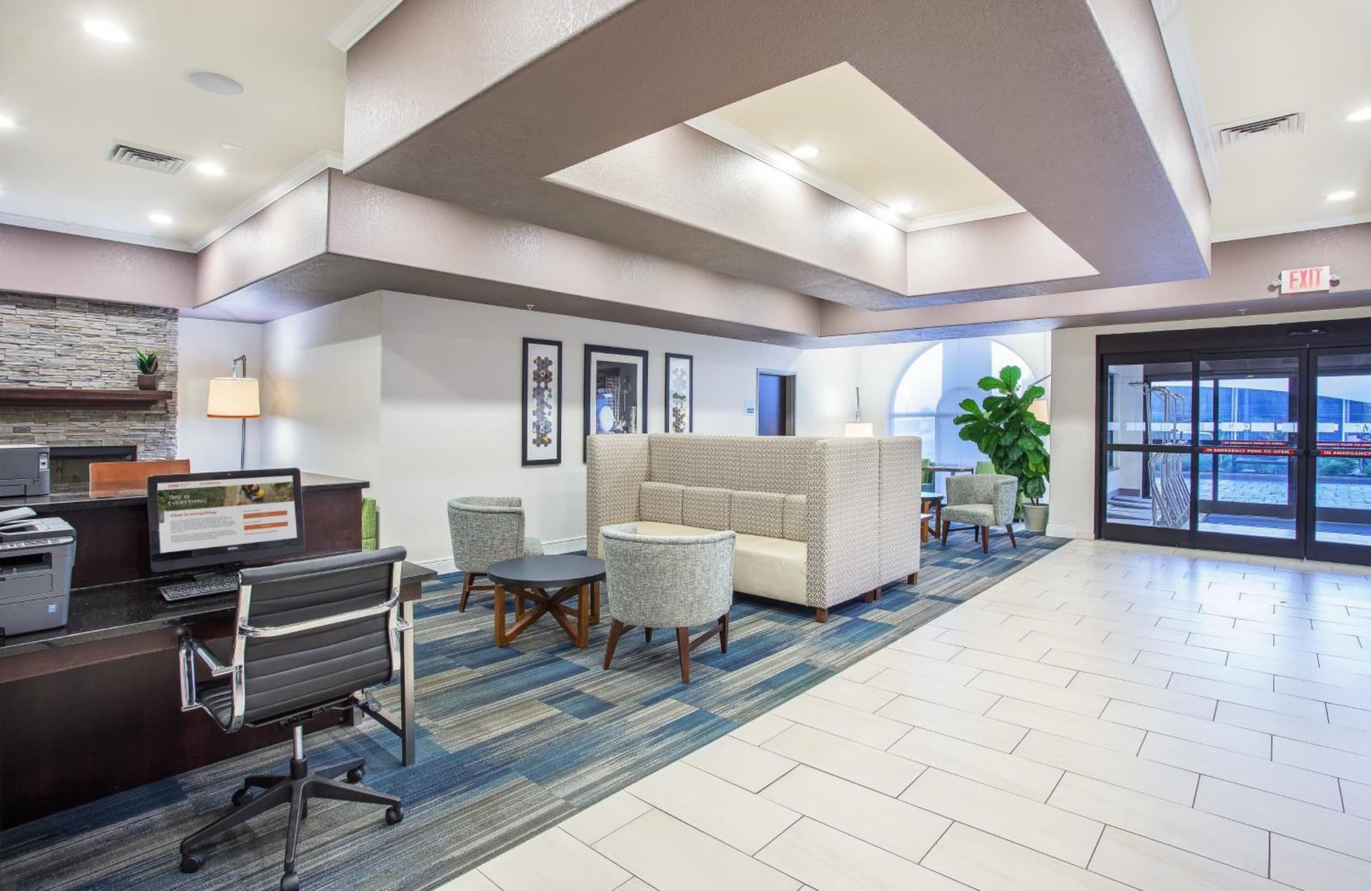 Holiday Inn Express Hotel & Suites Glasgow by IHG interior in Glasgow, KY — gallery photo 2