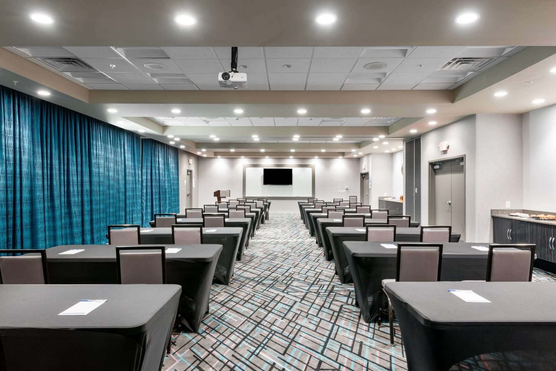 Holiday Inn Express & Suites - Charlotte Airport by IHG gallery photo in Charlotte, NC — image 14