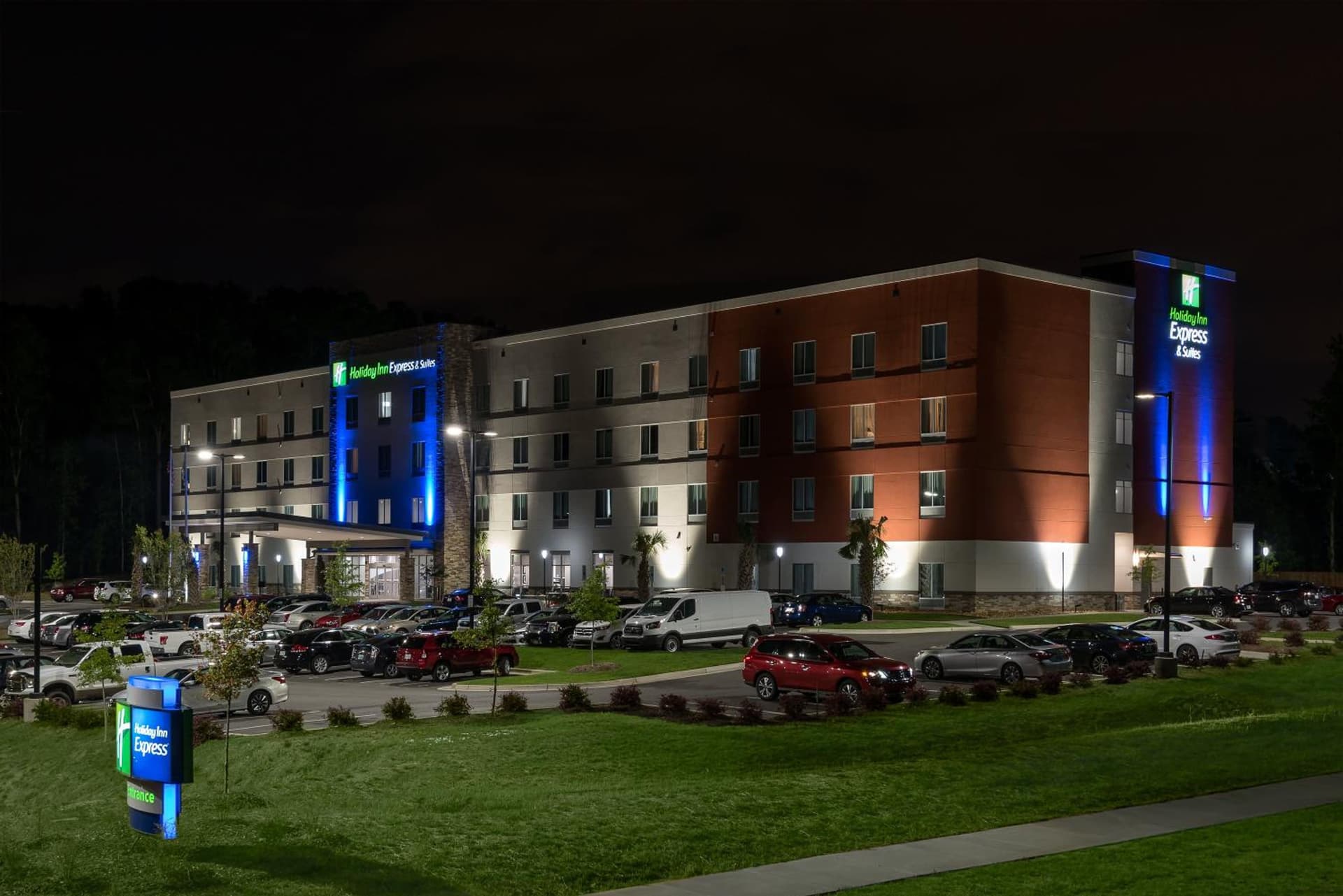 Holiday Inn Express & Suites - Charlotte Airport by IHG gallery photo in Charlotte, NC — image 4