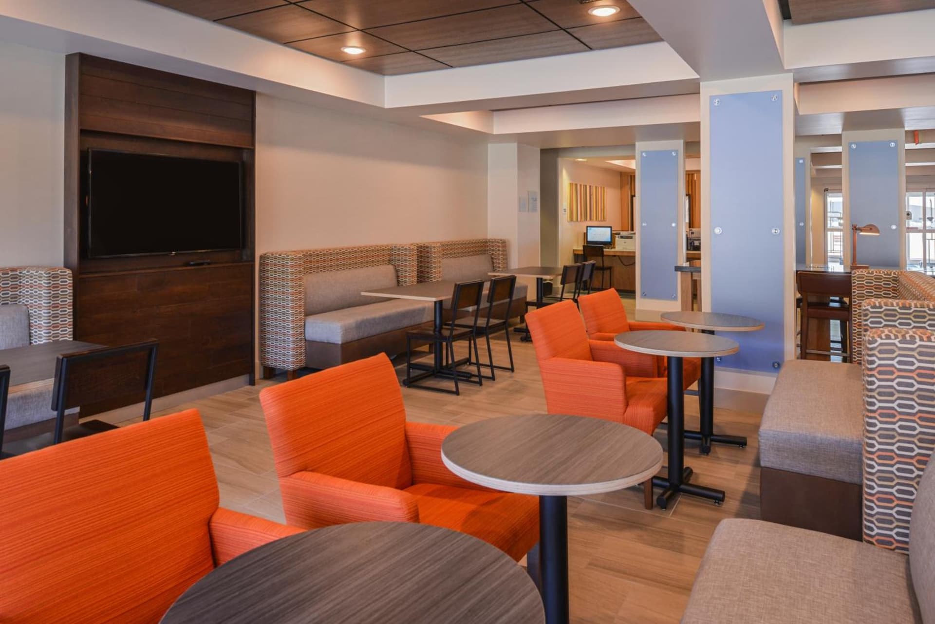 Holiday Inn Express Hotel & Suites Urbana-Champaign-U of I Area by IHG gallery photo in Champaign, IL — image 37