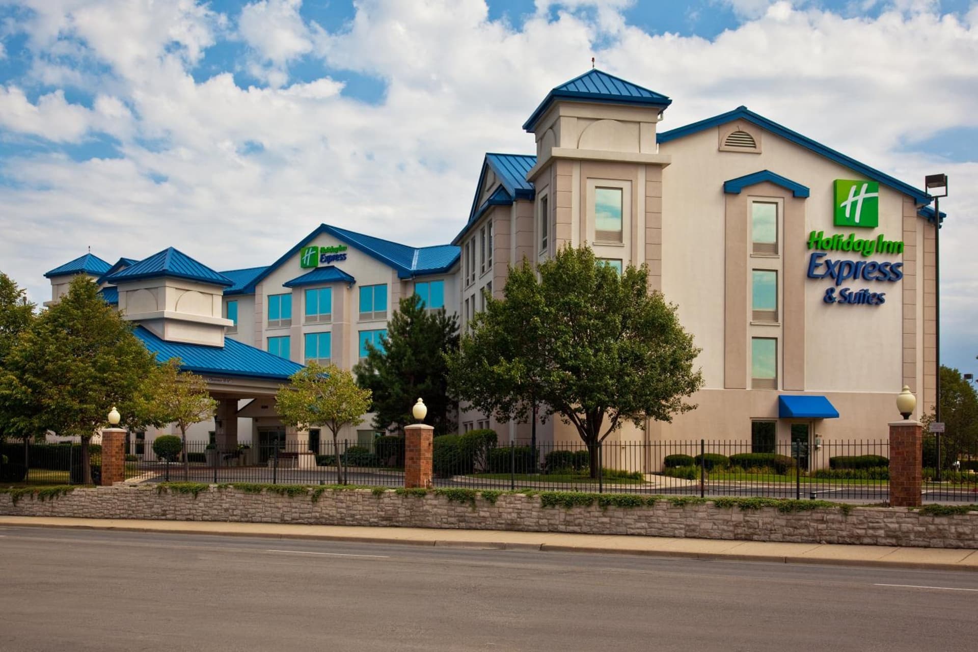 Holiday Inn Express & Suites Chicago-Midway Airport by IHG interior in Bedford Park, IL — gallery photo 2