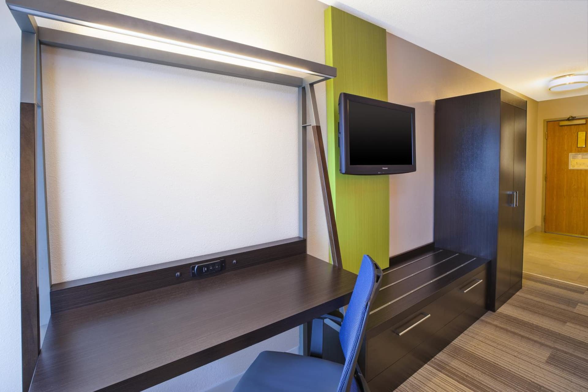 Holiday Inn Express & Suites Chicago-Midway Airport by IHG gallery photo in Bedford Park, IL — image 33