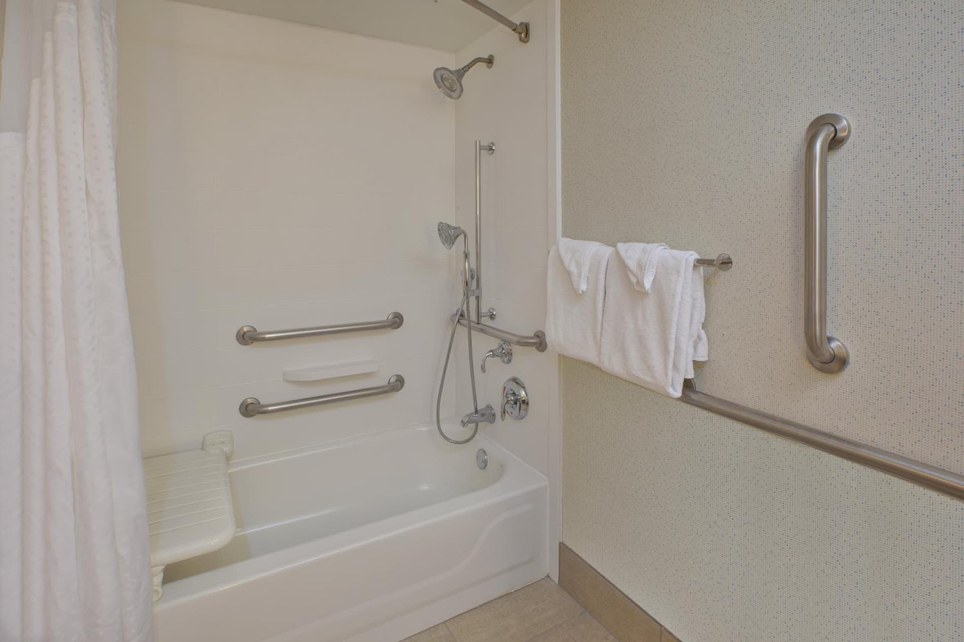 Holiday Inn Express & Suites Chicago-Midway Airport by IHG gallery photo in Bedford Park, IL — image 12